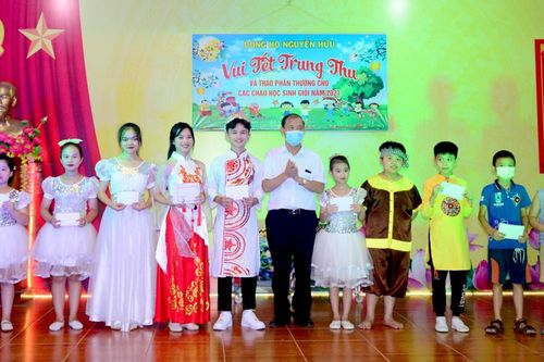 Vui Tết Trung thu cùng thiếu nhi dòng họ Nguyễn Hữu
