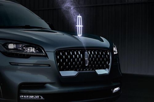 Ford phát triển công nghệ cá nhân hóa logo thông qua hình ảnh chiếu 3D