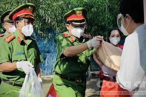 Bà con khu phong tỏa ở quận Bình Thạnh xúc động nhận gạo nghĩa tình