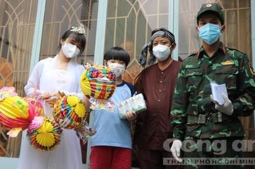 TPHCM: Đội mưa, gõ cửa từng nhà để tặng quà Trung thu cho trẻ em