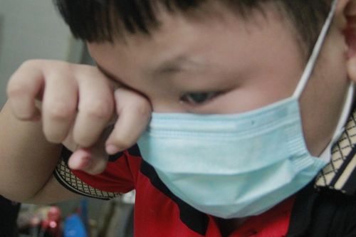 Hai chị em mất cha mẹ vì COVID, lấy bàn học làm bàn thờ