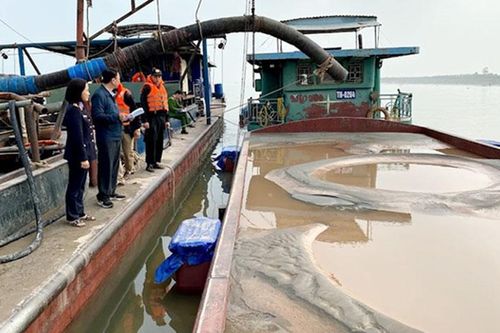 Truy tố giám đốc cầm đầu đường dây khai thác cát trên sông Hồng