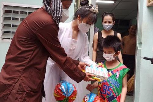 'Chị Hằng, Chú Cuội' đội mưa đi gõ cửa tận nhà phát quà Trung thu cho thiếu nhi ở TP. HCM