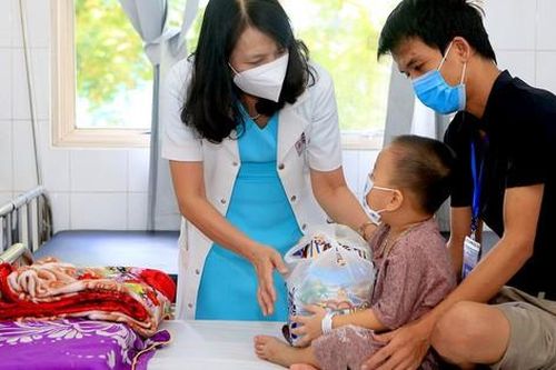 Mang Trung thu yêu thương đến với bệnh nhi đang điều trị tại BV TW Huế