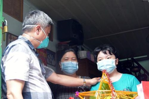 Thứ trưởng Nguyễn Trường Sơn thăm, tặng quà Trung thu cho trẻ nhỏ có người thân mất do COVID-19