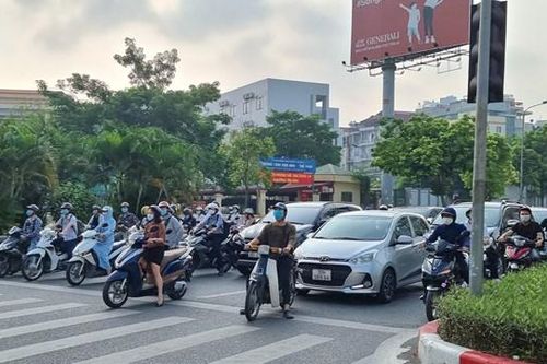 Đường phố Hà Nội đông đúc, người dân mua sắm nhộn nhịp