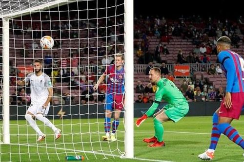 HLV Koeman chờ quyết định sa thải sau khi may mắn cầm hòa 'tí hon' Granada