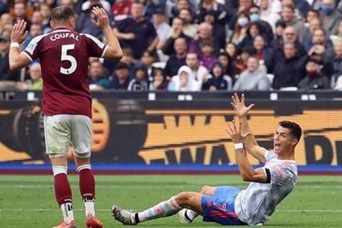 Trọng tài Ngoại hạng Anh nhận sai khi không thổi 11m cho Ronaldo