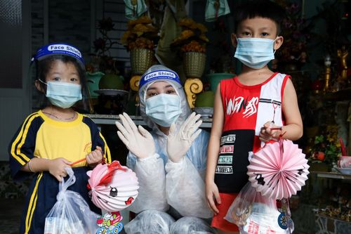Trung thu bên các em nhỏ có hoàn cảnh khó khăn của Hoa hậu Tiểu Vy