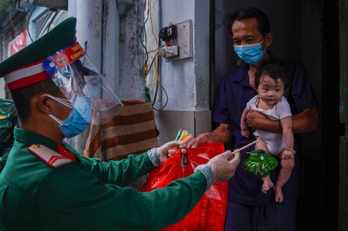 Bộ đội làm lồng đèn vỏ lon, tặng trẻ em nghèo tại hẻm cù lao ở TP.HCM