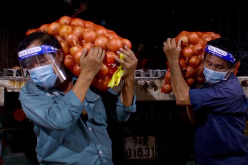 Tiểu thương chợ đầu mối Hóc Môn khó tập kết được hàng