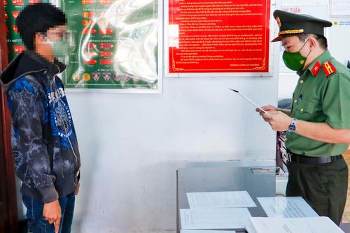Bịa chuyện xã, phường lấy tiền xử phạt mang về nhà cất trong két sắt