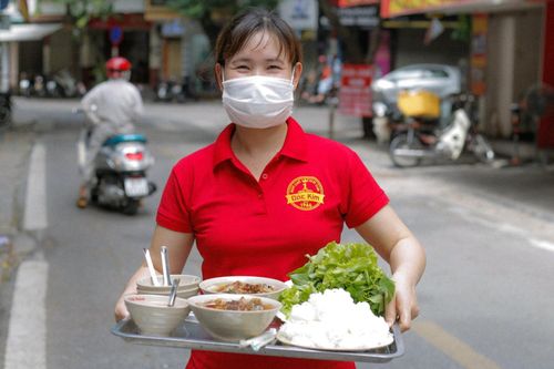 Cảnh trái ngược tại các quán ăn nổi tiếng ở phố cổ Hà Nội