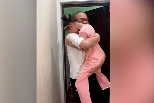 Bé gái Trung Quốc bật khóc khi thấy ba về nhà vào ngày Tết thiếu nhi