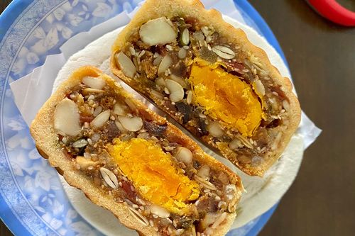 Bánh Trung thu 'cháy hàng' ở miền Tây