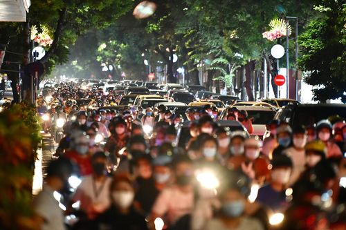 Người Hà Nội đổ ra đường đón Trung thu ngày đầu nới giãn cách