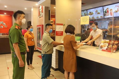 Nhịp sống từng bước 'bình thường mới' ở quận Hai Bà Trưng