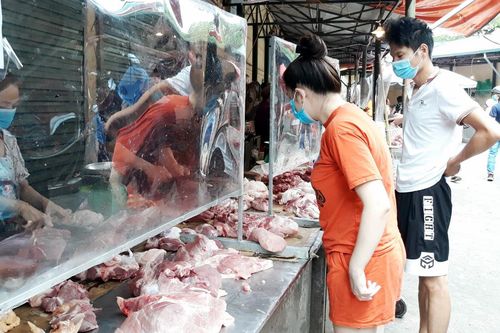 Hà Nội: Chợ truyền thống tấp nập, giá bình ổn trong ngày đầu tiên hết giãn cách