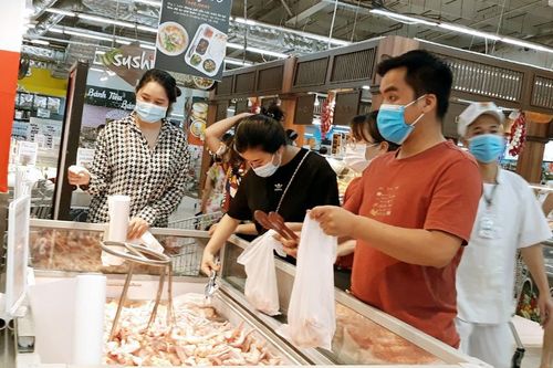Đổ xô đi siêu thị mua sắm người dân có tâm lý chủ quan dịch Covid-19