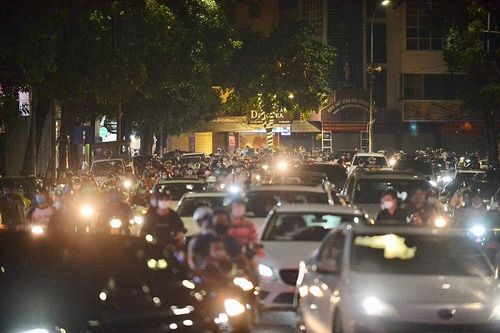 Hà Nội: Người dân đổ xô ra đường đêm Trung thu, nguy cơ tiềm ẩn lây lan dịch Covid-19