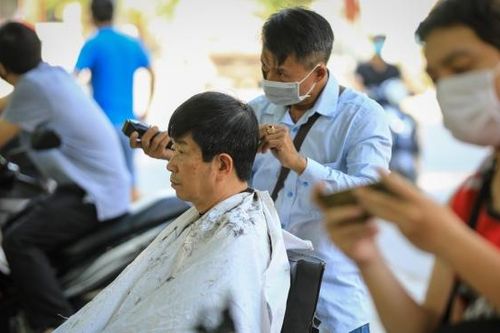 Người dân Thủ đô ra đường cắt tóc sau nhiều ngày ở trong nhà