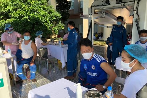Quảng Ngãi cho phép công nhân tiêm đủ 2 mũi vaccine đi làm