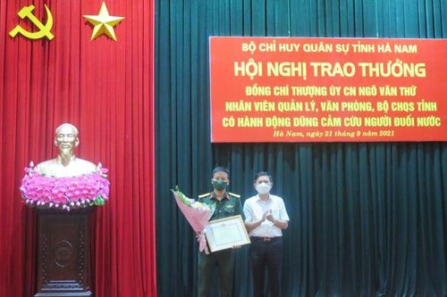 Khen thưởng Thượng úy quân đội dũng cảm cứu người trên sông Đáy