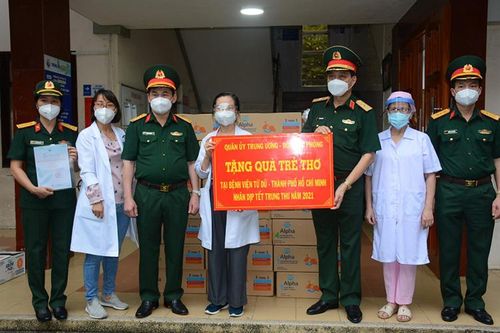 Bộ Quốc phòng tặng quà các bé tại TP Hồ Chí Minh