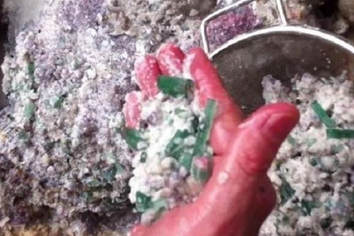 Liều mạng thò tay vào hốc đá, người đàn ông vớ bẫm của quý trời ban