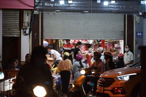Hàng đồ chơi Trung Thu phố cổ Hà Nội 'nửa kín nửa hở' bán cho khách
