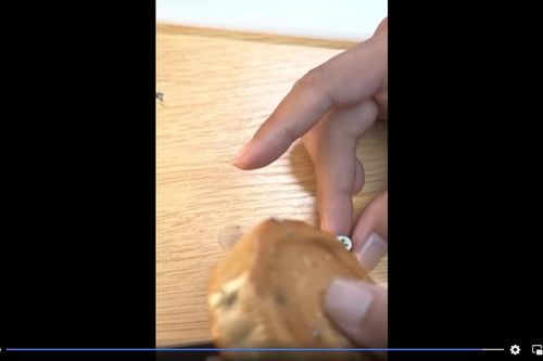 Clip: Bánh Trung thu 'phiên bản lỗi', muốn ăn được không dễ