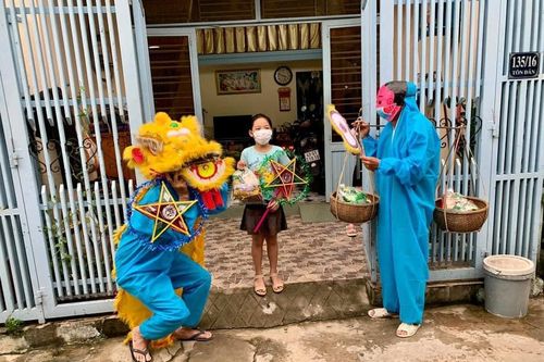 Thầy giáo hóa thân thành 'ông Địa' tặng quà cho trẻ khó khăn