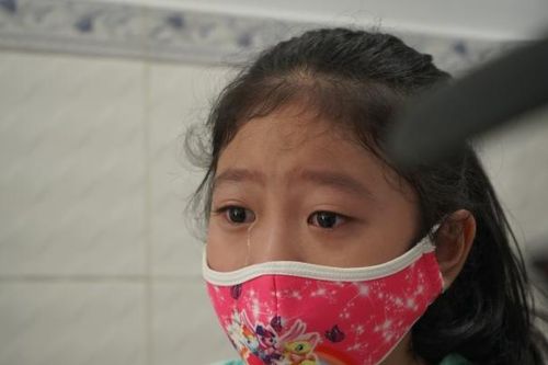 Bé gái 12 tuổi mất mẹ và bà ngoại do Covid-19, sống nhờ vào tình thương của người hàng xóm