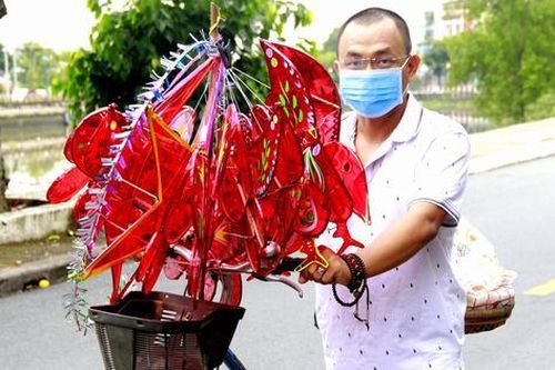 'Ông Bụt' đạp xe mang Trung thu đến cho trẻ em nghèo, khuyết tật
