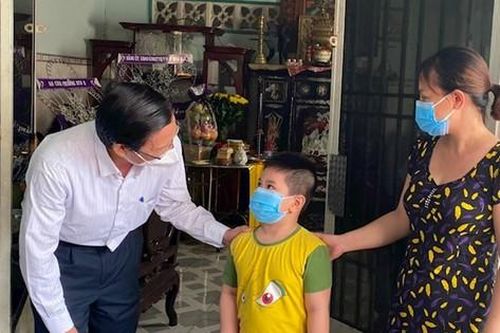 Chủ tịch TPHCM thăm, tặng quà cho trẻ mồ côi vì COVID-19