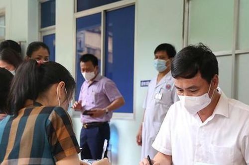 Thông tin mới nhất về việc cô giáo tiêm 2 mũi vắc xin phòng COVID-19 cách nhau 10 phút