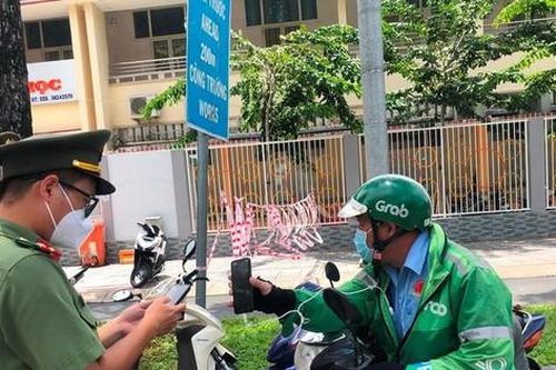 Nhân viên giao hàng làm giả giấy tờ để 'thông' chốt