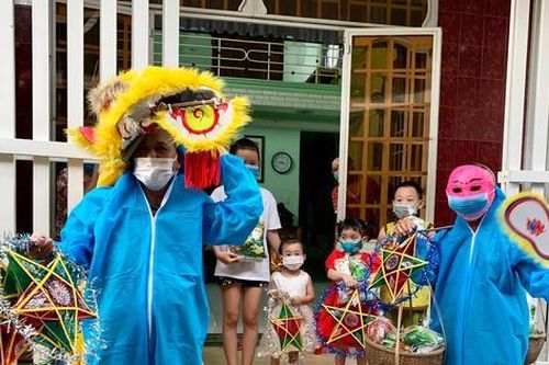 Đội múa lân mặc bảo hộ trùm kín 'quẩy' quang gánh đầy ắp quà trung thu