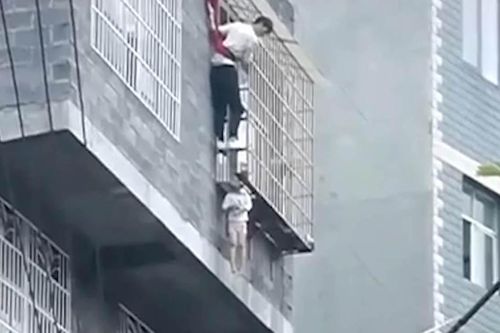 Giải cứu bé gái bị kẹt cổ ngoài khung sắt chung cư khi bà vắng nhà