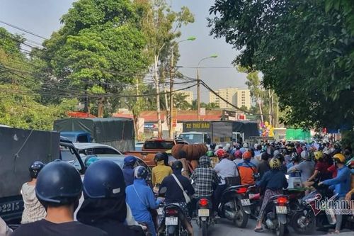 'Đặc sản tắc đường' tái xuất ngày đầu Hà Nội nới lỏng giãn cách