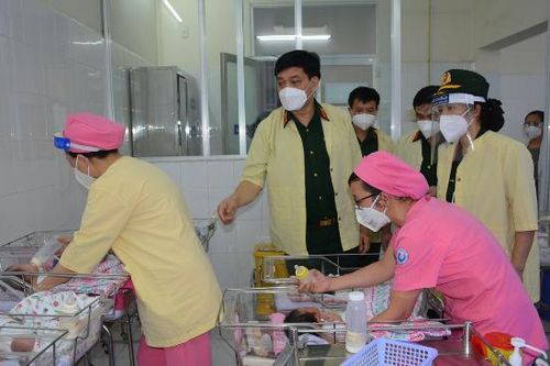 Ấm lòng những phần quà Trung thu cho trẻ sơ sinh tại bệnh viện Covid-19