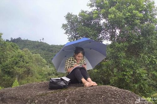 Lên núi, dựng lán 'hứng sóng' để học trực tuyến
