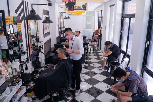 Hà Nội: Tiệm cắt tóc 'hốt bạc' ngày đầu nới lỏng giãn cách xã hội