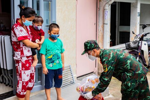 Bộ đội 'tiếp tế' thực phẩm cho người dân khó khăn do COVID-19