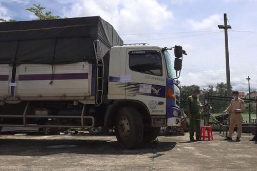 Đắk Nông: Tạm giữ tài xế xe tải đâm gãy barie để 'thông chốt'