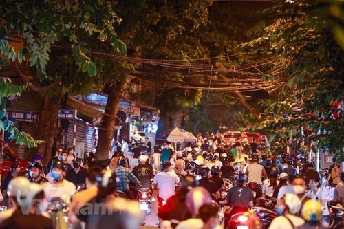 Người dân ào ra đường chơi Trung Thu ngay khi nới giãn cách xã hội