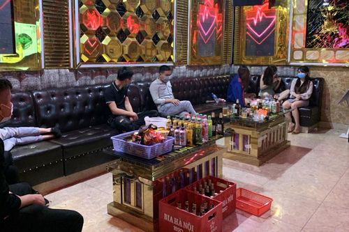 Vi phạm quy định, chủ quán karaoke và khách bị phạt hơn 100 triệu đồng