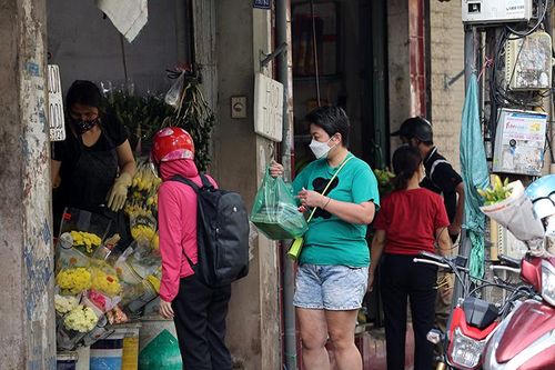 Chợ dân sinh tấp nập, tuân thủ phòng chống dịch trong ngày đầu Hà Nội nới lỏng giãn cách