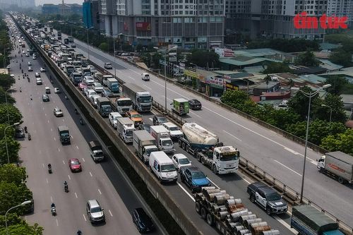 Hà Nội: Vành đai 3 ùn tắc kéo dài trong ngày đầu thực hiện Chỉ thị 15