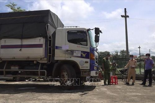 Xe tải liên tiếp tông gãy các barie để vượt chốt kiểm dịch COVID-19